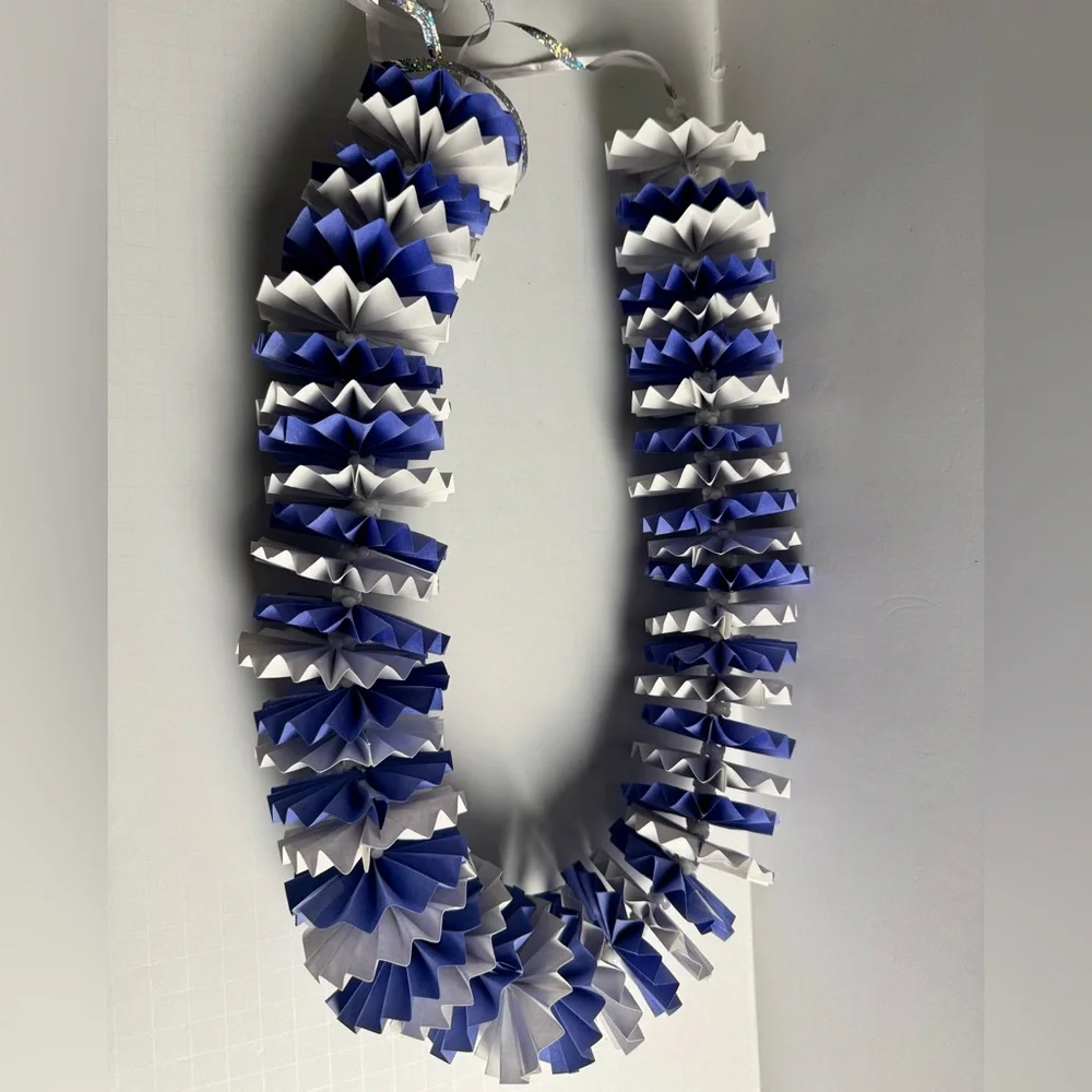 Handmade Blue & White Paper Lei - Picture 6 of 6